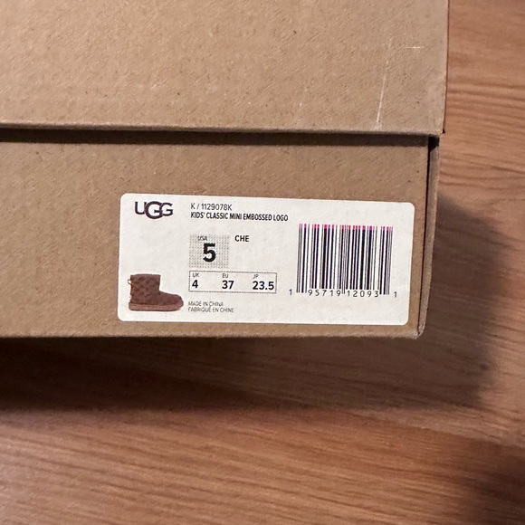 UGG - Picture 3 of 5